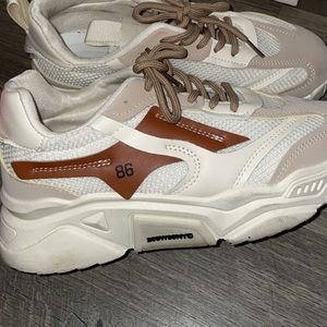 Used women’s sneakers size